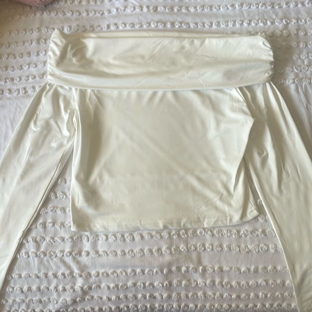 Off the shoulder long sleeves top